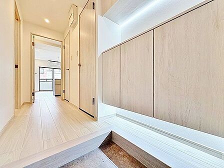 「玄関」家の中でお客様を迎える最初の場所である玄関。豊富な玄関収納で、常に綺麗に保つことが出来ます。