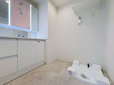 「リフォーム済・洗面台」大きな鏡で朝の準備もばっちり。収納も多く、洗剤など日用品の保管にも便利です。