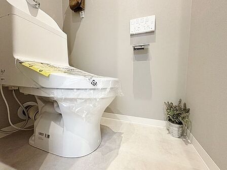 「温水洗浄便座付きトイレ」トイレは快適な温水洗浄便座付です。清潔感のあるホワイトで統一しました。いつも清潔な空間であって頂けるよう配慮された造りです。