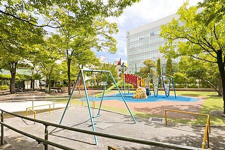 蛎殻町公園 徒歩7分。 500m