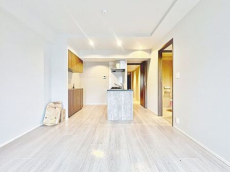 「インテリア映えする内装。」お部屋全体が優しく柔らかな色合いとなっていて、お家時間を穏やかに過ごせる空間が広がっています。
