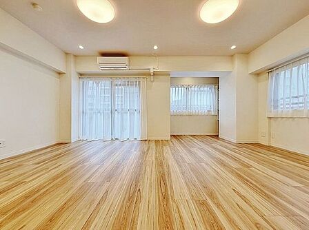 「南東向き。陽当り良好。」大きな窓辺からの日差しが暖かい室内は、自然と住まう人の気分も明るくなり、リビングでの素敵なワンシーンが演出されます。
