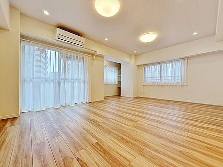 「開放感に満たされる・家族の和み空間」ホワイトの壁紙に柔らかな印象のメープルのフローリング。明るくナチュラルな心地の良い空間となっております。