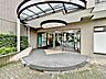 エントランス：「エントランス入口」植栽もお手入れがしっかりとされており、美しい外観のポイントになっています。