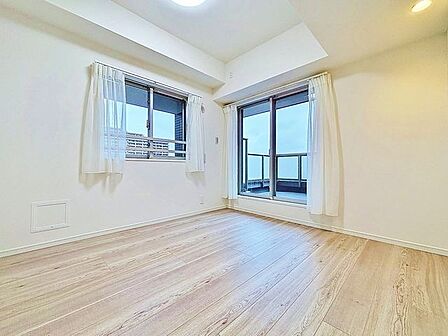 「2面採光の居室」居室に窓が2ヶ所あるので、明るさの確保と、風の通り道ができることで換気のしやすいお家になっています。