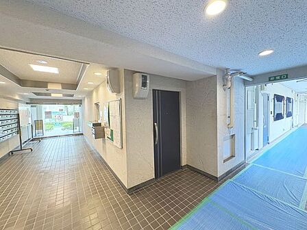 「エントランス」マンションのエントランスなど共有部分は、清掃が行き届いており、キレイな状態です。管理体制がしっかりしているからこそ。