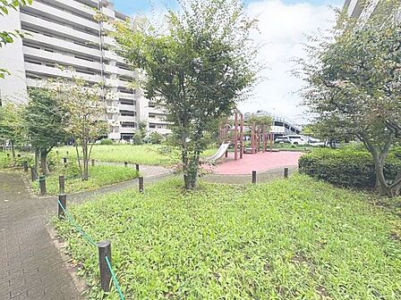「敷地内パティオ」マンション内に、ホッと一息つける憩いの場があるのはとても嬉しいですね。
