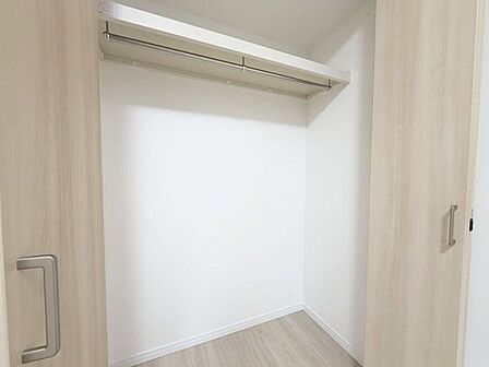 「収納豊富」収納の多さも魅力です。使い勝手の良い収納を豊富に設置しております。居住スペースを充分に確保することができる為、ゆとりある室内で、ゆっくりとご寛ぎいただけます。