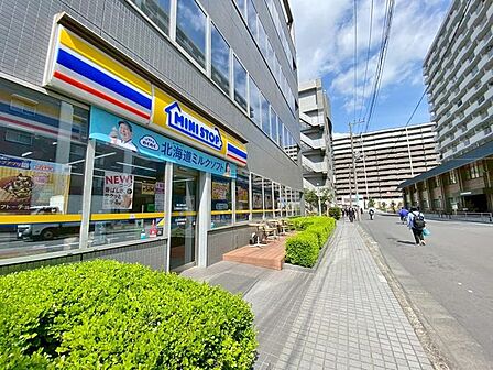 ミニストップ江東枝川1丁目店 徒歩7分。 550m