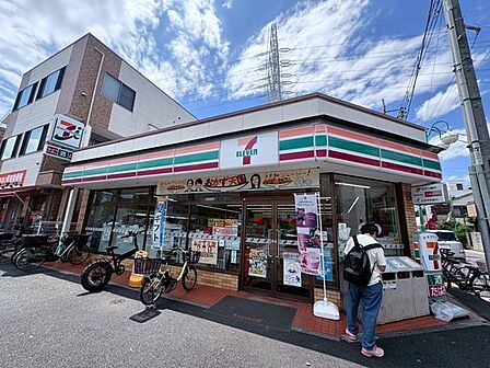 徒歩5分。セブンイレブン足立青井駅前店 340m