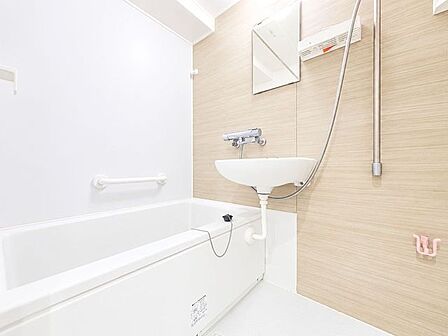 「~ホっと一息~快適バスルーム」一日の疲れを癒す貴重なバスタイム。ゆったりと足を伸ばして入浴することが可能な広さです。