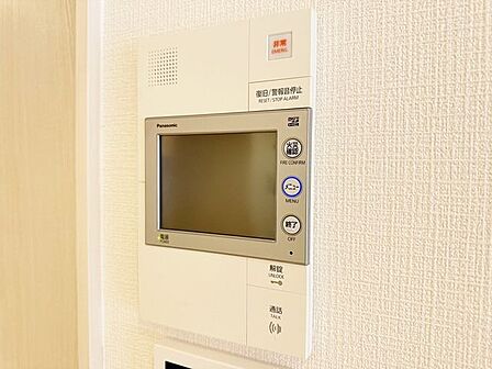 「見える安心・TVモニター付きインターホン」誰が来てもわかる様にモニター付きインターホンを設置。家事導線を考慮した個所に設置し、防犯性と利便性に優れ快適と安らぎを合わせた優しい設計。