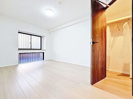 「明るい居室」主寝室は十分な広さに加えて、快適に目覚められるよう、大きな採光窓を設けました。