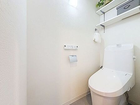 「温水洗浄便座付きトイレ」トイレは快適な温水洗浄便座付です。清潔感のあるホワイトで統一しました。いつも清潔な空間であって頂けるよう配慮された造りです。