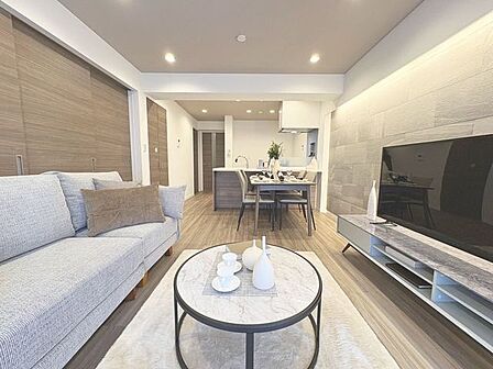 「木の温もり感じる内装」オシャレなアクセントクロスや建具・床材の木目をお楽しみいただけます。