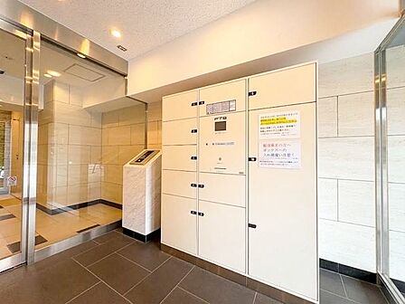 「宅配ボックス」宅配BOX標準装備。夫婦共働きで家にいる時間が短い、ネット注文が多く受け取りの時間を気にしたくない・・・何かと便利にお使いいただけます。