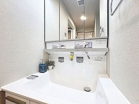 「リフォーム済・洗面台」大きな鏡で朝の準備もばっちり。収納も多く、洗剤など日用品の保管にも便利です。