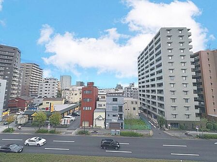 「眺望」穏やかな街並みを一望しながら、爽やかな風と柔らかく降り注ぐ陽光を感じて頂けます。