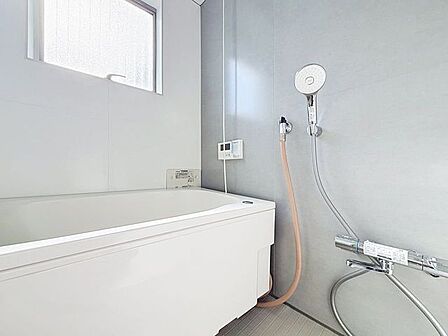 「リフォーム済・バスルーム」ユニットバスを新しく入れ替えしております。追い焚き給湯機はもちろん、雨の日のお洗濯物干しに活躍する浴室乾燥機を設置しています。