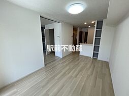 エミリアナ 102 1階1LDKのリビング/ダイニング