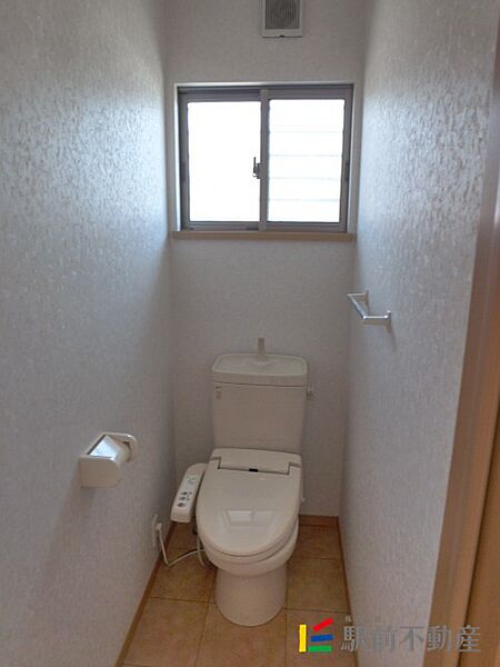 小窓付き水洗トイレです♪