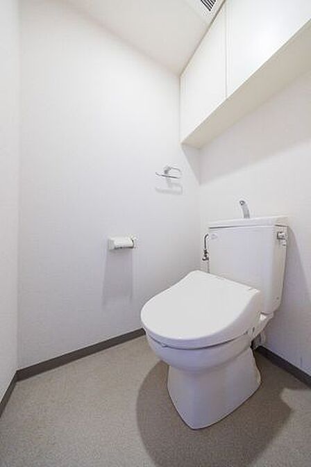 トイレの上部には収納付。トイレットペーパー等、買い置きもしやすそうです。
