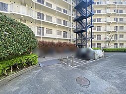自転車置き場とバイク置き場。空き状況は担当までお問い合わせください。