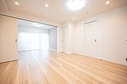 ダイニングキッチンに隣接している洋室の引き戸を開ければ広々としたスペースになります。