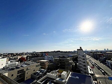南西側バルコニーからの眺望です。高い建物が少なく遠くまで見渡せます。