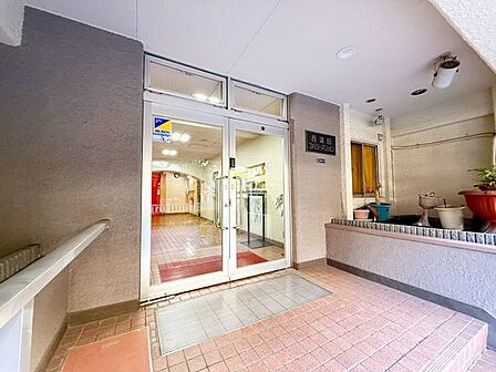 夜間施錠システム(21時~6時)を備えているため、安心感のある共用部となっています。
