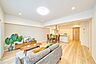 リビング/ダイニング：ゆったりとしたＬＤＫは、自然と家族が集まる空間に。※室内の家具・小物等は販売価格に含みません。