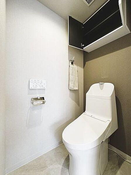 トイレは温水洗浄便座付き。上部には収納付き。トイレットペーパー等、買い置きもしやすそうです。