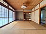 リビング/ダイニング：1階8.0帖和室床間、天袋・池袋あり