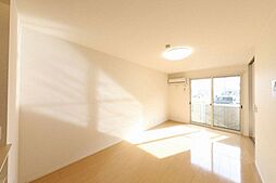 ロイヤルエストＩＩＩ 2階1LDKのリビング/ダイニング