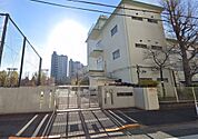 新宿区立西戸山小学校（452m）