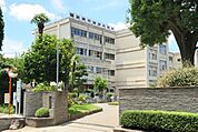 調布市立神代中学校 徒歩12分。中学校 910m