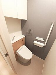 落ち着いた色調のトイレです