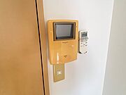 来訪者の確認ができ安心のモニター付インターホン、エアコンリモコン