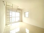洋室6帖　角部屋、南西向き2面採光の明るいお部屋です