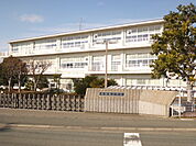 袋井市立浅羽東小学校（327m）