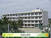 菊川市立加茂小学校（327m）