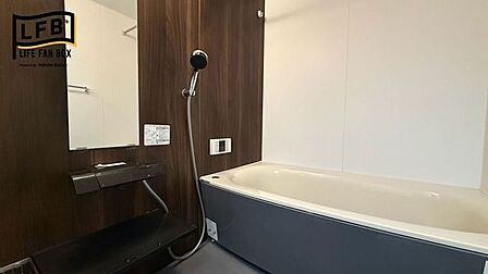 木目のアクセントパネルが、浴室をよりスタイリッシュな雰囲気にしています♪浴室暖房乾燥機付きで、雨の日が続いて洗濯物が乾かない時でも、寒い冬でも便利です♪