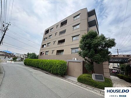 国体道路沿いのマンションです！小学校まで徒歩2分♪