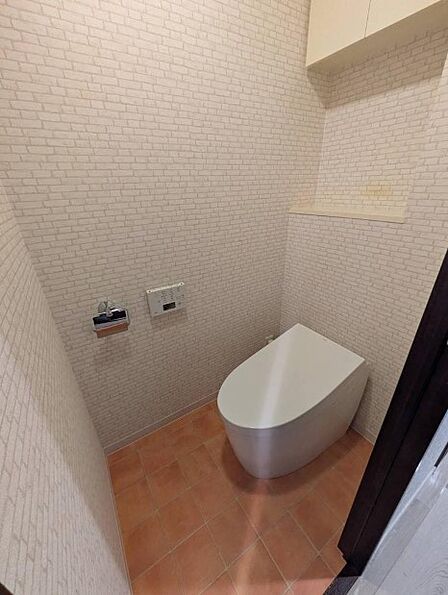 トイレはタンクレスですっきり。吊戸棚付き。
