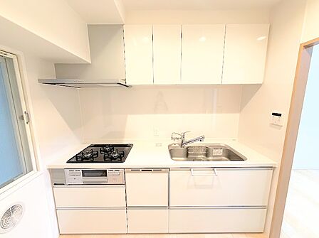 ワークトップが広く、調理動線に配慮された使い勝手の良いシステムキッチンです。