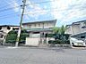 外観：落ち着いた住宅街に佇む、ゆとりのある敷地。緑豊かな庭木が彩りを添えます。