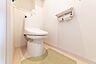 トイレ：清潔感あふれるトイレは、日々の暮らしに心地よさをもたらします。壁にはトイレットペーパーホルダーが備え付けられており、機能性も兼ね備えています。