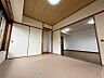 その他：畳の温もりを感じる和室。隣接する洋室は、間仕切りを開放することで、広々とした空間としても活用できます。