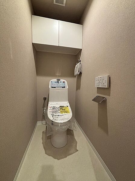 新品交換済、温水洗浄便座です。棚にはあらかじめ扉がついており、清掃用具等を生活感なく収納できます。