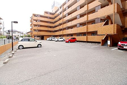 駐車場も広々、平置きなので、いつでも出し入れスムーズ★